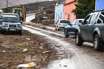 Telde activa un dispositivo para limpiar carreteras tras el intenso aguacero/TA y Antonio Alí.