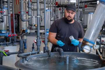 Visita a las instalaciones científicas de la ULPG en la costa de Taliarte-Telde/TA.