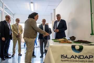 Visita a las instalaciones científicas de la ULPG en la costa de Taliarte-Telde/TA.