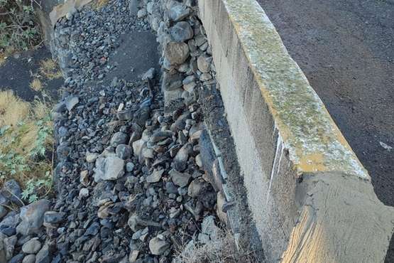 Preocupación en Caserones Bajos por la caída de la base de un muro de una calle/TA.
