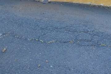 Preocupación en Caserones Bajos por la caída de la base de un muro de una calle/TA.