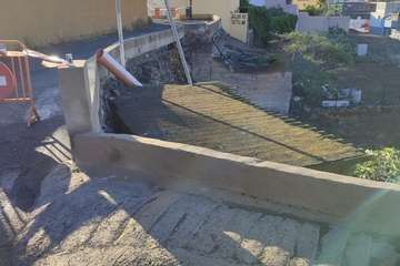 Preocupación en Caserones Bajos por la caída de la base de un muro de una calle/TA.