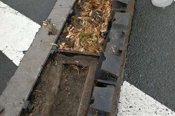 El vecindario limpia las arquetas de aguas pluviales en Jinámar pueblo/TA.