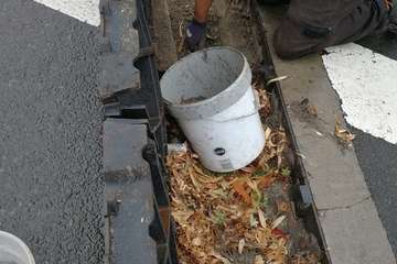 El vecindario limpia las arquetas de aguas pluviales en Jinámar pueblo/TA.
