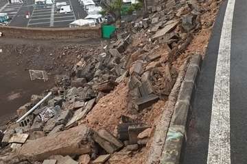 Desplome de un antiguo muro en la zona industrial de Salinetas/TA.