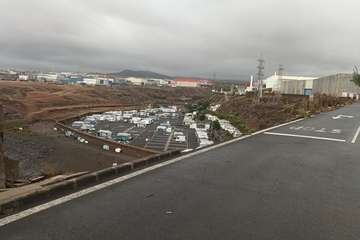 Desplome de un antiguo muro en la zona industrial de Salinetas/TA.