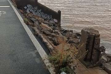 Desplome de un antiguo muro en la zona industrial de Salinetas/TA.