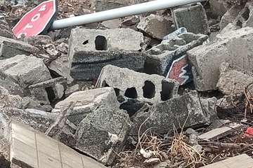 Desplome de un antiguo muro en la zona industrial de Salinetas/TA.