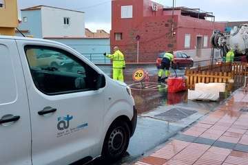 Operarios de Aguas de Telde intervienen ante un problema en la red de alcantarillado/TA.