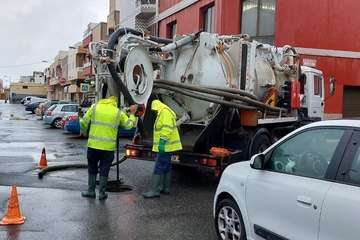 	
Operarios de Aguas de Telde intervienen ante un problema en la red de alcantarillado/TA.
