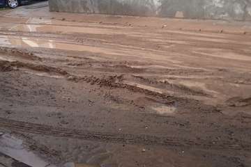 Barrizal en calles de Melenara/TA.