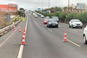 Colas en la GC-1, a su paso por el municipio, por el derrumbe de un muro de contención/TA.