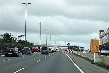 Colas en la GC-1, a su paso por el municipio, por el derrumbe de un muro de contención/TA.