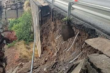 Colas en la GC-1, a su paso por el municipio, por el derrumbe de un muro de contención/TA.
