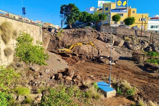 El Cabildo acomete el hormigonado de los cimientos del muro desprendido en la GC-1, a su paso por Telde/TA.