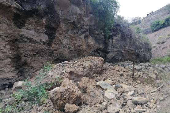 Desprendimientos de rocas sobre el corredor paisajístico en el Barranco Real de Telde/TA.