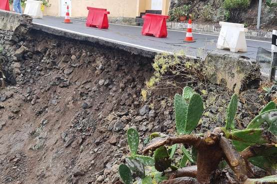 El desplome de la GC-80 dificulta la vida de los vecinos de Las Goteras (Telde)/TA.