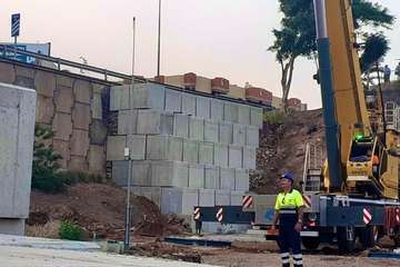 Obras de construcción de muro de contención de hormigón armado/TA.
