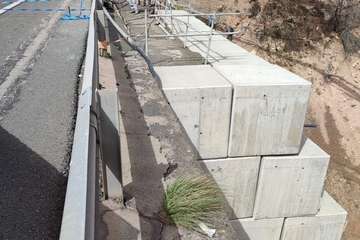 Obras de construcción de muro de contención de hormigón armado/TA.