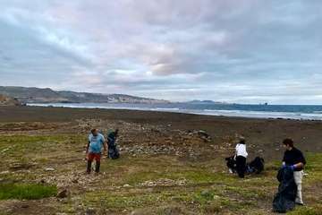 Labor de limpieza en la costa jinamera de Telde/TA.