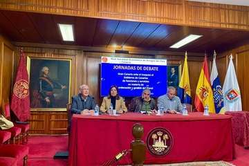  La alcaldesa defiende el compromiso de Telde con el litoral en unas jornadas sobre el traspaso de la gestión de costas/TA.