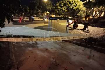 La Policía Local precinta el parque infantil de San Juan tras la caída de un menor/TA.