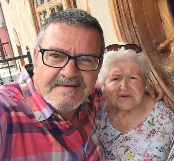 El exconcejal Gregorio Viera con su madre, en una imagen reciente (Foto TA)