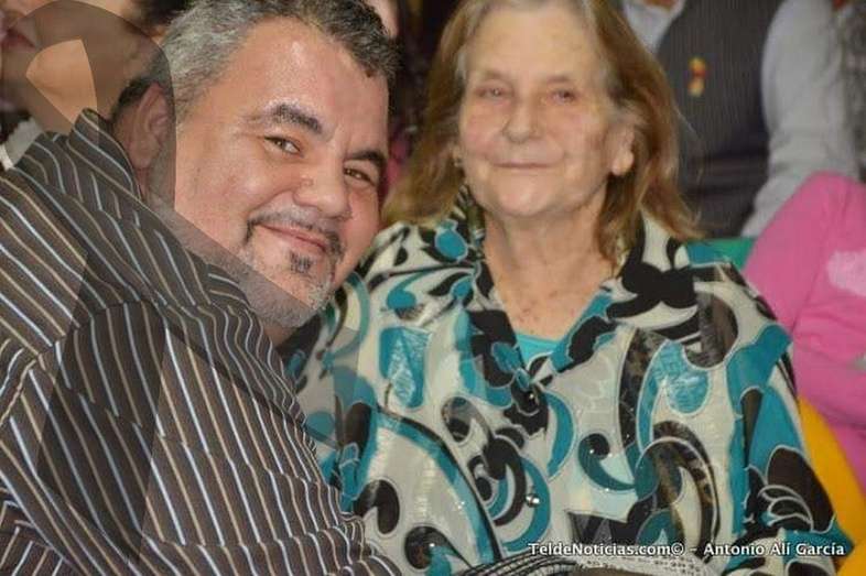 Lolita Santa con su nieto Iván El Bastonero (Foto TA)