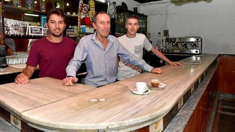 Ronald Ramírez Martel, en el centro de la imagen, con sus hijos Ronald y Mario/C7.