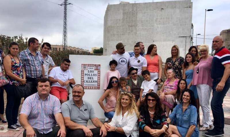 La familia Pollos del Callejón casi al completo el día que se inauguró la calle en recuerdo de la saga de luchadores/TA.