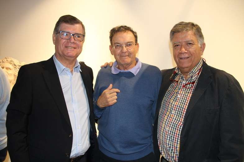 Luis Arencibia (C), junto a dos de sus grandes amigos de Telde, el cronista oficial y el escultor Máximo Riol/TA.