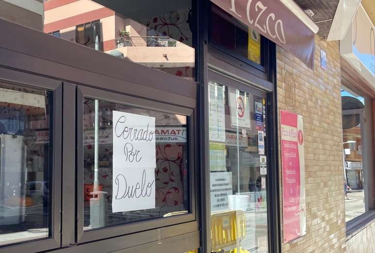 Cartel de cerrado por duelo en la fachada del negocio de la calle de Poeta Fernando González/TA.