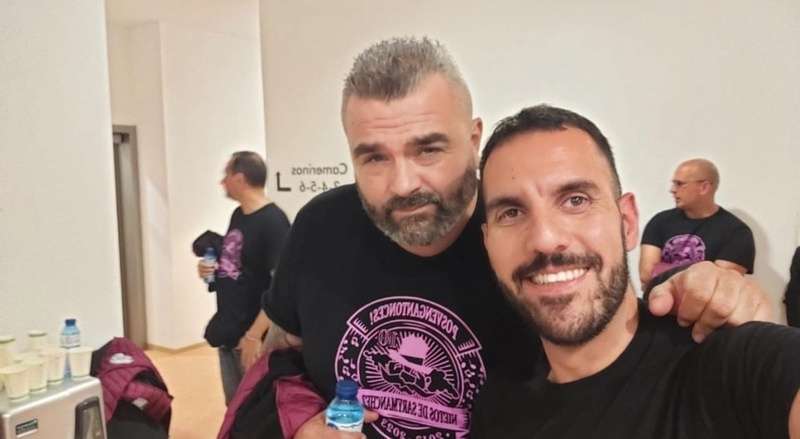 Arturo García Quintana (i), junto a otro Adrián González, miembro también de la murga/TA.