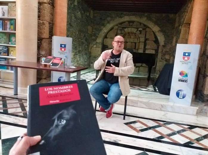 Alexis Ravelo en una actividad en la Biblioteca Municipal de Arnao/TA.