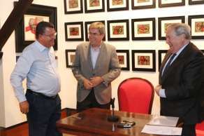 En la foto grande, Sergio Gil; el alcalde de San Bartolomé de Tirajana, Marco Aurelio Pérez; y el diputado del Común, Jerónimo Saavedra (Foto TA)