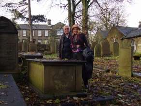 Rosario Valcárcel y el autor, en el cementerio de Haworth (Foto TA)