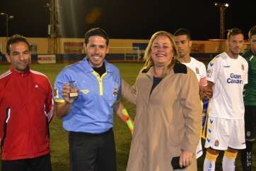 La alcaldesa, anoche en el Estadio Pablo Hernández, junto al árbitro Héctor Suárez, concejal del grupo de los no adscritos (Foto Daniel Ojeda)