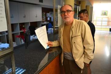 El concejal nacionalistas Pedro Galván presentando el escrito ante el Registro Municipal (Foto TA)