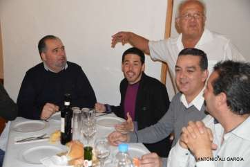 Héctor Suárez, entre los centristas Juan Martel y Mario Torres, el pasado sábado en la reunión de la Orden de los Inocentes (Foto Antonio Alí)