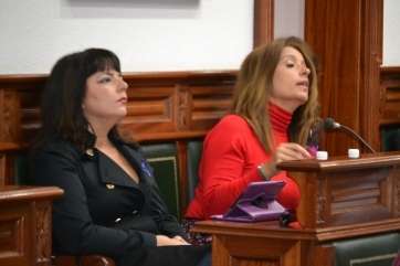 Imagen de archivo de Gloria Cabrera junto a Carmen Hernández en el Pleno de noviembre (TA)
