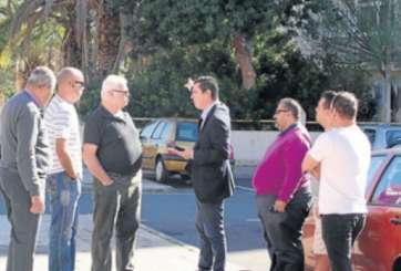 Momento de la visita del concejal Pablo Rodríguez a los vecinos de Eucaliptos para estudiar sus peticiones (Foto TA)