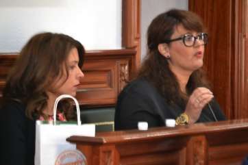 Celeste López, junto a Carmen Hernández, en un Pleno reciente del Ayuntamiento de Telde (Foto Daniel Ojeda)