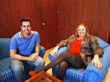 La alcaldesa con el nuevo concejal y portavoz del PSOE, Alejandro Ramos (Foto TA)