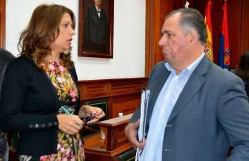 Carmen Hernández y Juan Martel, conversando en el Pleno extraordinario de diciembre (Foto TA)