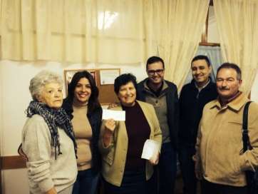 Momento de la entrega de los fondos recaudados (Foto TA)