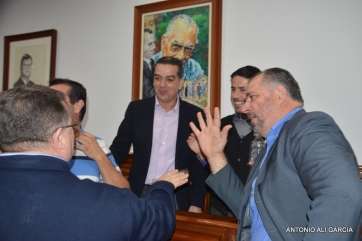 Juan Martel, en el último Pleno del Ayuntamiento de Telde, con otros concejales (Foto Antonio Alí)