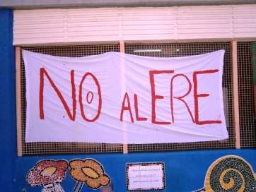 Pancartas en contra del ERE que dejó sin empleo a 53 trabajadores de las Escuelas Infantiles de Telde (Foto TA)