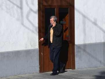 Guillermo Reyes habla por el móvil, en una calle de San Juan (Foto Daniel Ojeda)