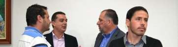 Los dos ediles del CCN, en el fondo de la imagen, y el concejal no adscrito, Héctor Suárez (Foto Daniel Ojeda)