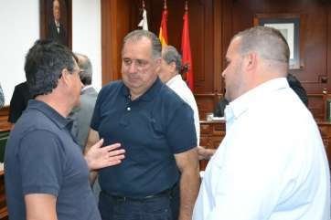 Los ediles de Más por Telde charlan con Juan Martel (c) (Foto Daniel Ojeda)